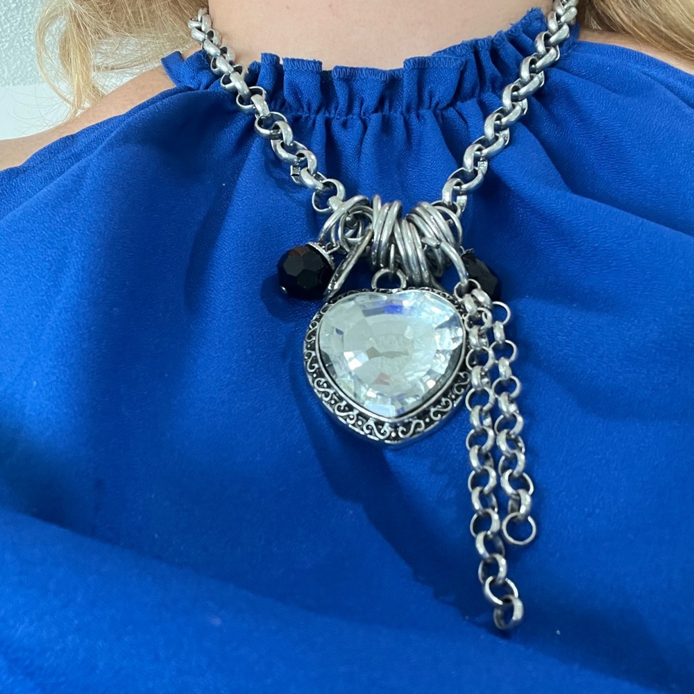 🔴 Woman’s Silver color Heart necklace